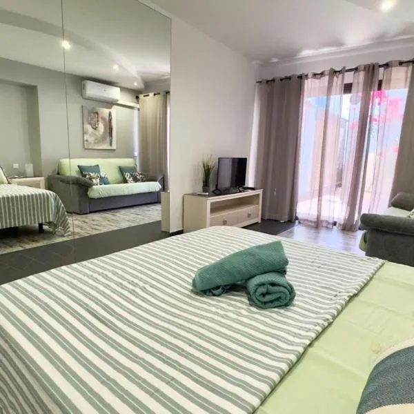 Inside Club Atlantis resort- fabulous Bungalow, hotel in Adeje