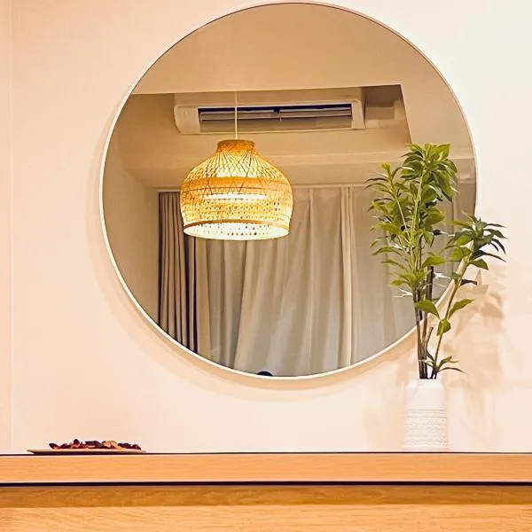 新上双卧套房 最大5人 设计师风格Yaof 东京中心上野公园3分钟 车站1分钟 位置极佳超级繁华 房间内看樱花, hotel in Tokyo