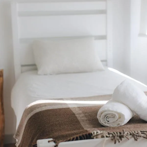 Centro Rewilding, hotel in Vale de Madeira