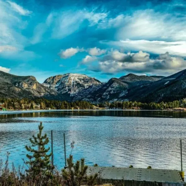 Elk Run cabin steps to lake in town 5 min to RMNP, hotel sa Grand Lake