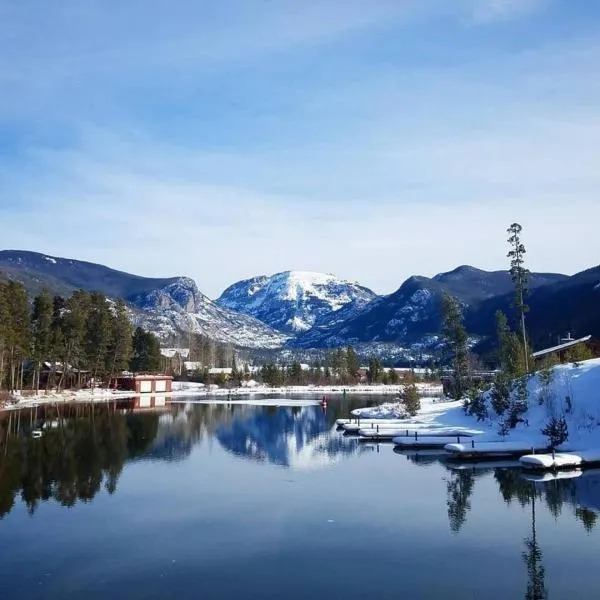 Hummingbird Heaven Cozy Cabin 1 Block to Lake located in Town, hotel in Grand Lake