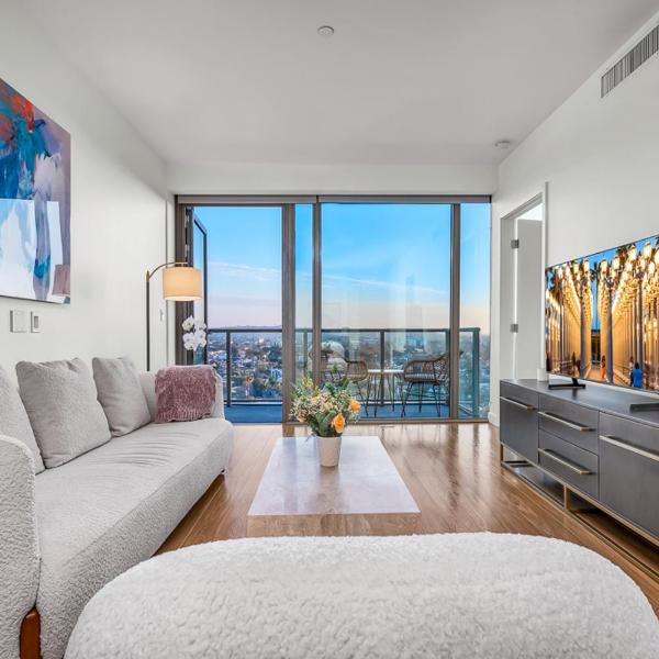 The Sky Gem, Los Angeles