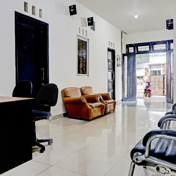 OYO 90689 Lily House, hotel in Tangerang
