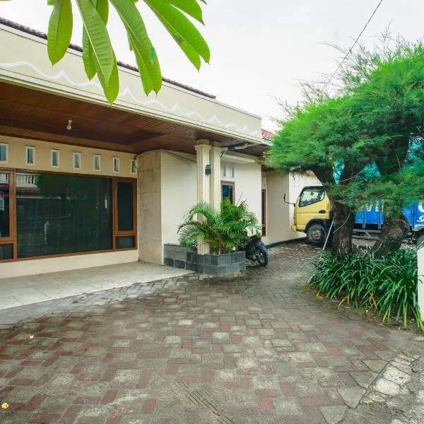 Capital O 90643 Suri Guest House Syariah, hotel in Padang