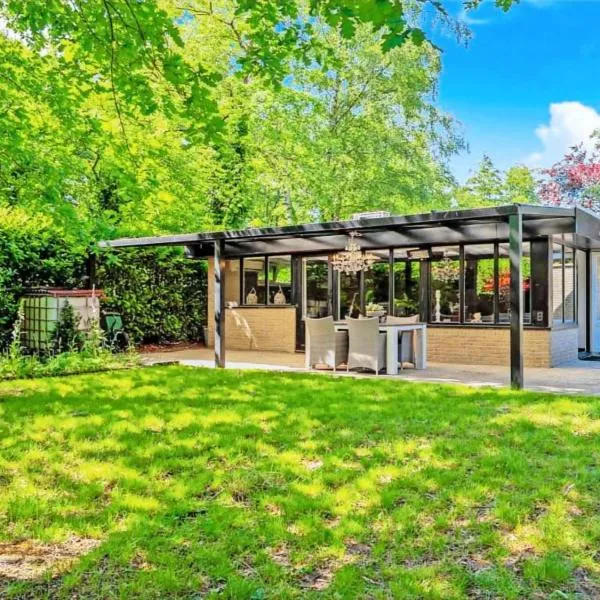 Sonnig Bungalow, Hotel in Lanaken