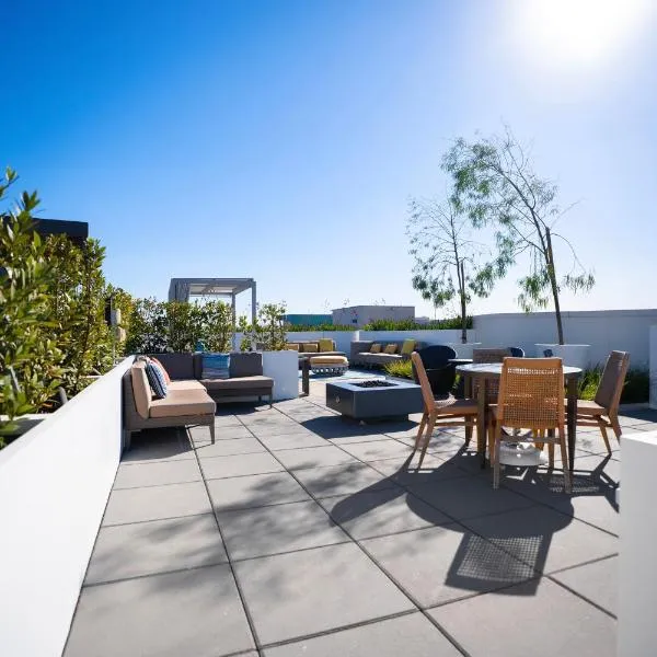 Ocean Breeze 2 bed Apt with FREE PARKING in Santa Monica, hotel i Los Angeles