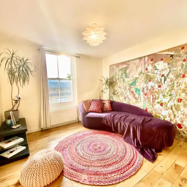 London's Central East End 2 Bedroom City Apartments, hotel in London