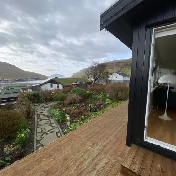 Cosy house with stunning view, hotel a Sørvágur