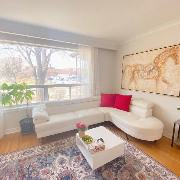 Sunny House - Main Floor, Free parking, in Toronto, hotel din Toronto