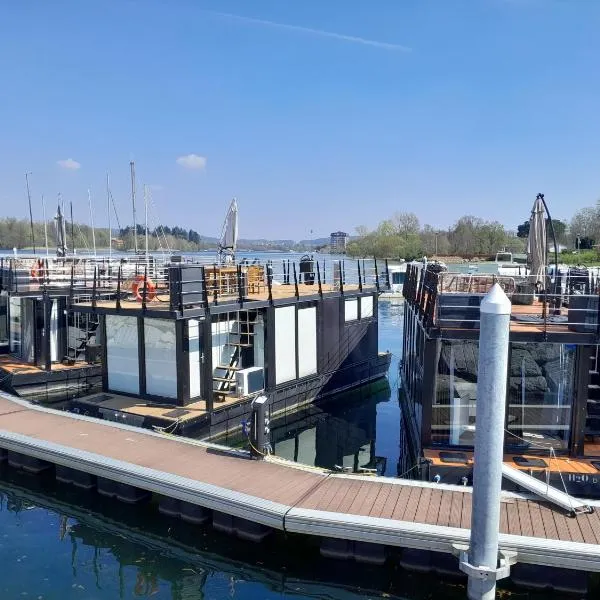 Floating Experience Black Pearl, Lago Maggiore, ξενοδοχείο σε Dormelletto