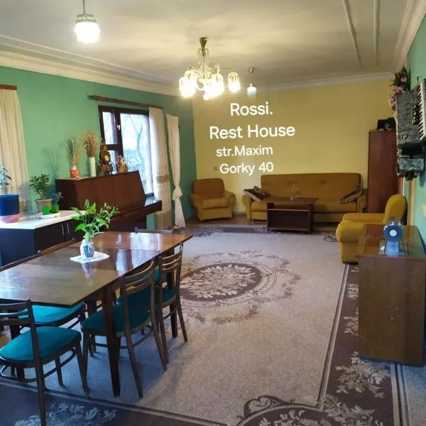 Rossi Rest House, hotel v destinaci Dilidžan