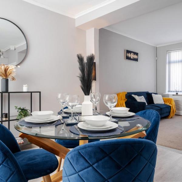 Beautiful 2 Bed House Near Etihad Stadium & Coop Live, sleeps 5, Free Parking, Манчестер