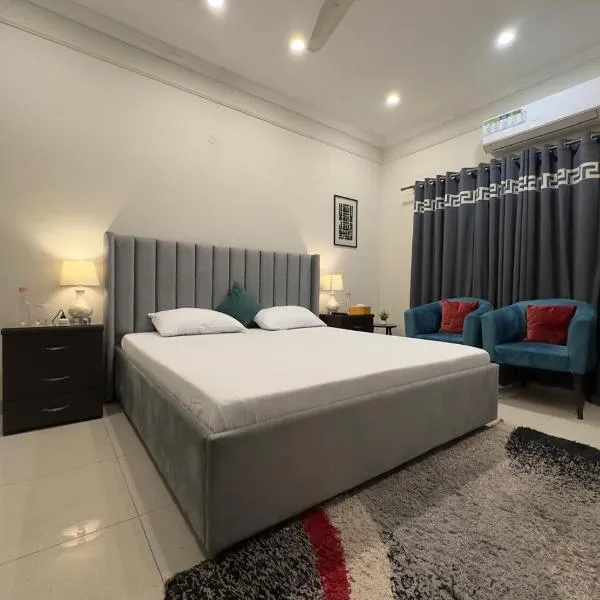 Cozy & Peaceful Rooms Near Lyallpur Galleria, khách sạn ở Faisalabad