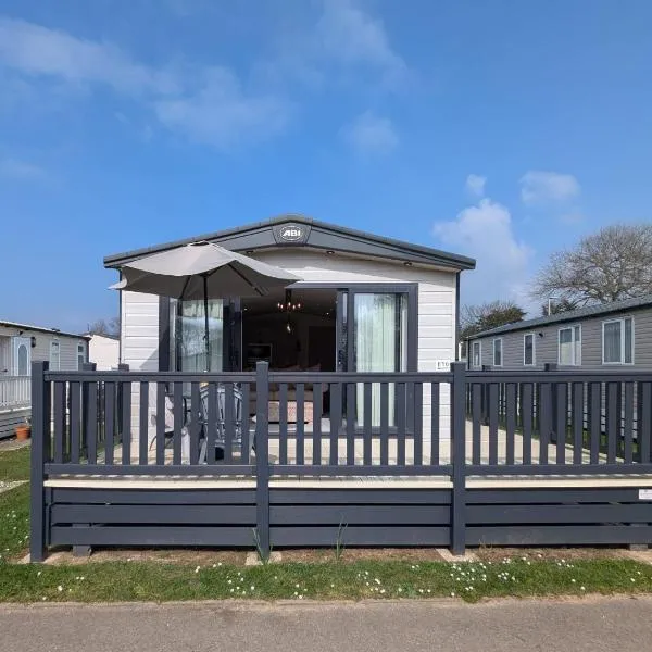 PRESTIGIOUS BEAUTIFUL AND VERY SPACIOUS AMBLESIDE on AWARD WINNING SHOREFIELD COUNTRY PARK Entertainment Passes Included ST, hotel in Milford on Sea