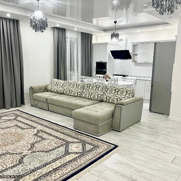 Двухкомнатная студия ЖК Модерн, hotel a Atyraū