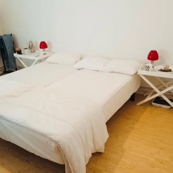 Cozy room with beautiful nature in Husievägen 100-Malmo, hotel in Malmö