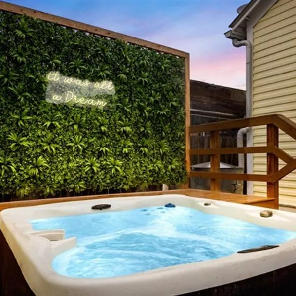 Downtown Historic 2Bdrm, Walk to Riverwalk, Alamo; Beautifully Renovated!, hotel in San Antonio