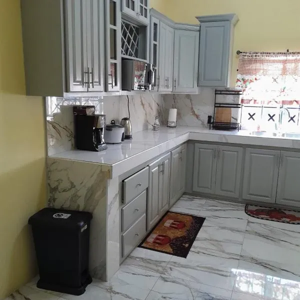 Vacation Suite, hotel em Portmore