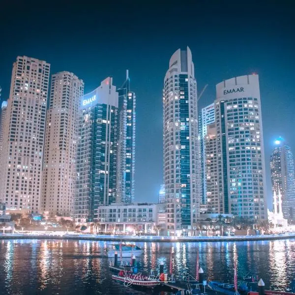 LivWithUs - 2 BR in Marina View Tower B, hotel in Dubai