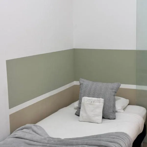 MBZ - Cosy Separate Room in Unique Flat, hotel v destinaci Abu Dhabi