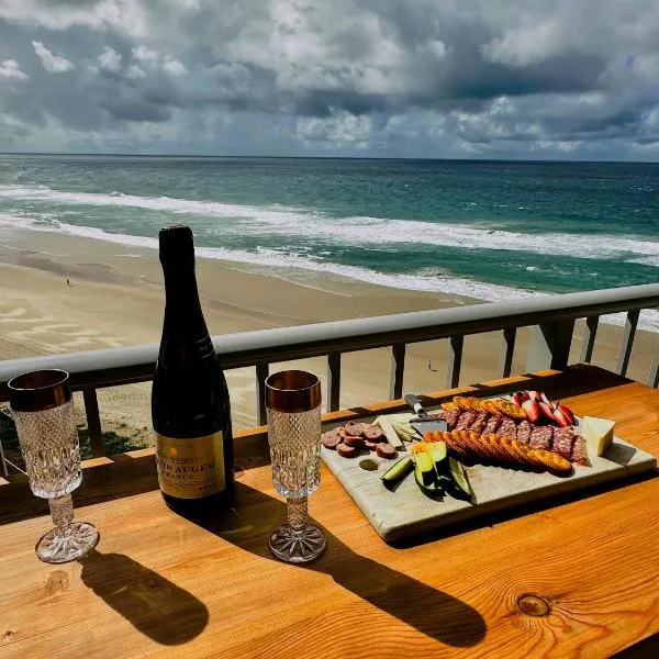 Beachfront Bliss - Views Pool & Café Next Door, hotel in Gold Coast