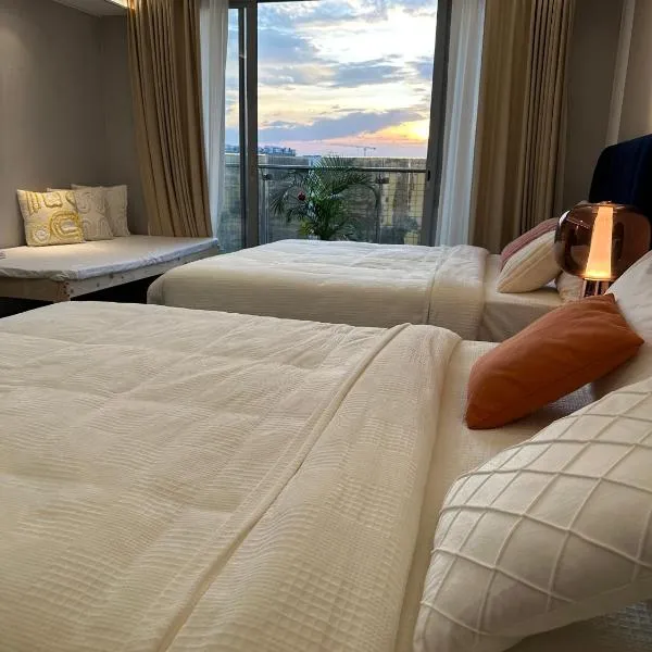 Luxury Penthouse & High-Floor Hotel near City of Dreams, Airport, Okada, and Solaire Casino, hotel in Manila