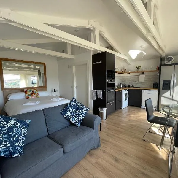 Spacious lodge with king sized bed, hotel in Inveraray