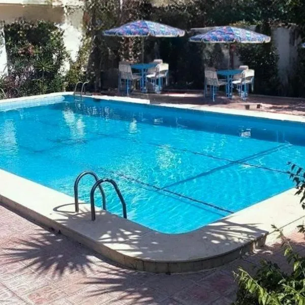 The blue Getaway family villa with XXL pool and AC, hotel in Alexandria