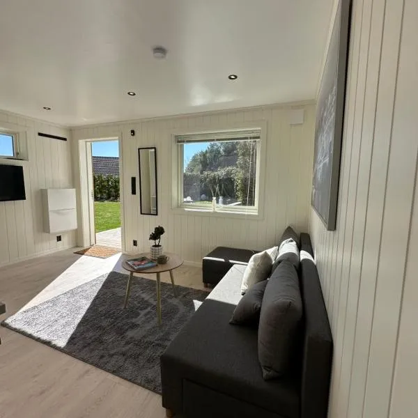 Kaldvell Stays Central - New Apartment, Hotel in Lillesand