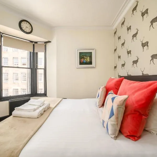 F&O Apartments - 1 bedroom Royal Mile apt Stunning castle view Sleeps 2, hotel in Edinburgh