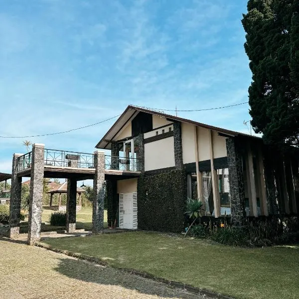 De Villa Istana Bunga Lembang by YourHome, hotel en Tegalharendong