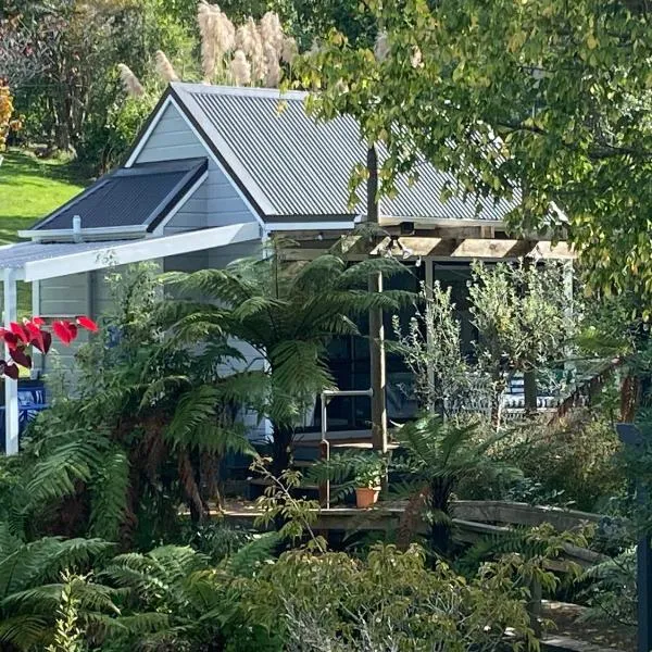 Superb studio retreat with Spa, Pool & BBQ access, hotel in Whanganui