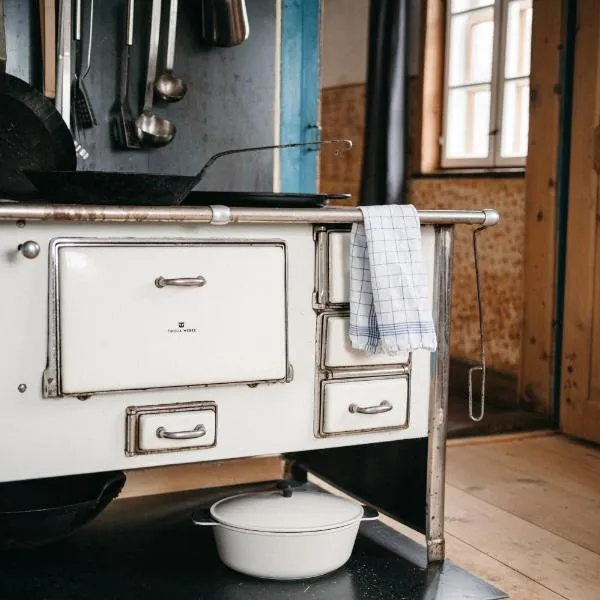 Floras Haus Hostel, hotel in Schattwald