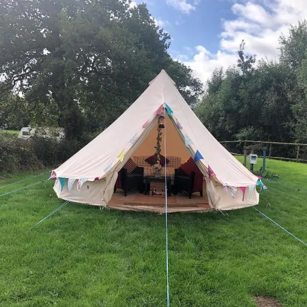 Glamping with Alpacas! - Alton Towers, hotel in Denstone
