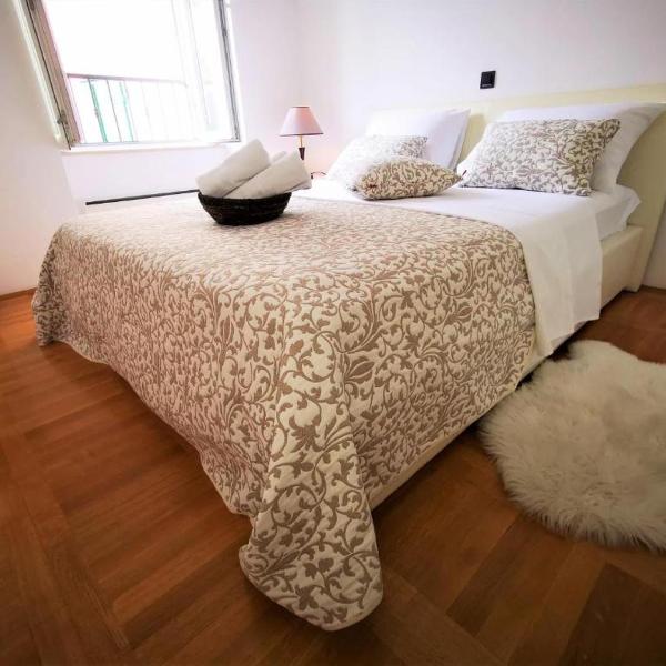 Iron Gates Apartments, Split