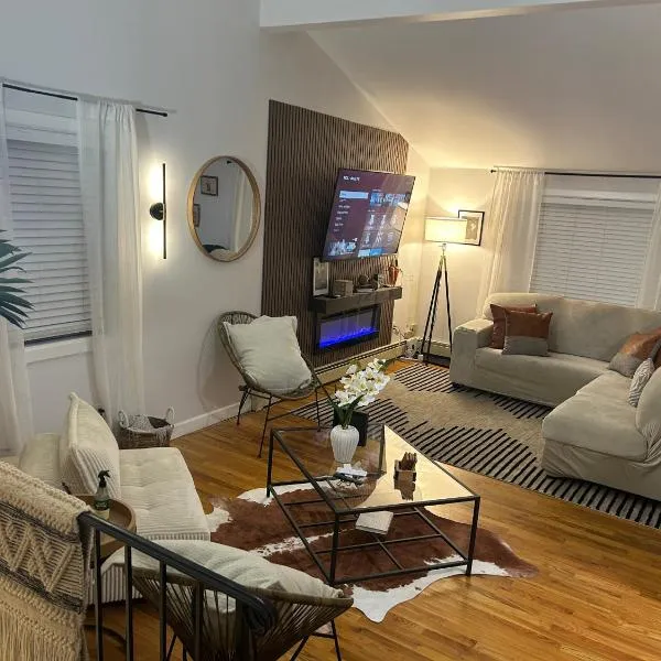 Chic modern bedroom 5 mins from JFK, hotel in Locust Manor