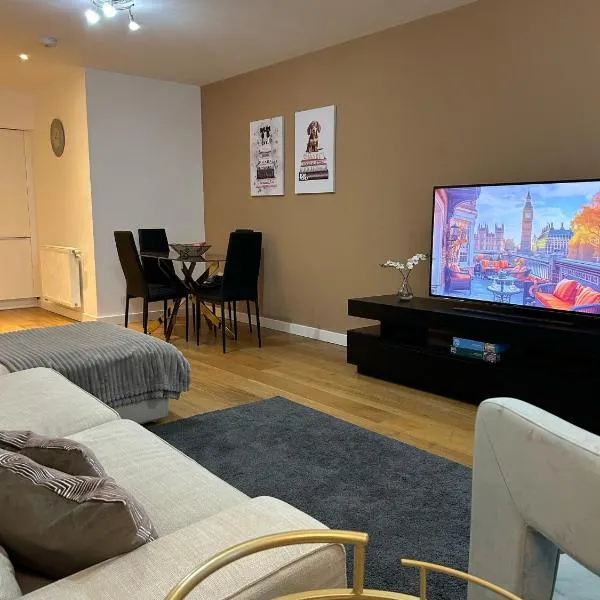 Modern 2-Bedroom Flat Near Wembley - 9 Minutes from Park Royal Station, hotel v Londýně