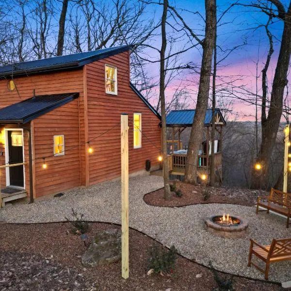 Viesnīca Hot tub, fireplace, fire pit, pool table, grill, EV, pets, HOA lake pilsētā Amanda