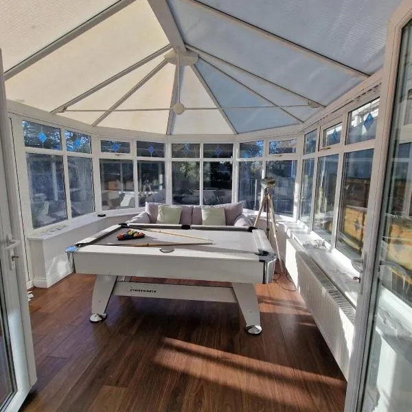 Cosy 3 Bed House Excellent Location NEC BHX HS2 Hot Tub Lazy Spa, Hotel in Birmingham