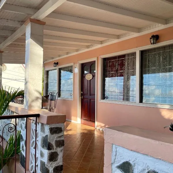 Upper Floor Retreat, hotel em Castries