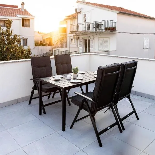 Apartment Bero, Central & free Parking, hotel in Murter