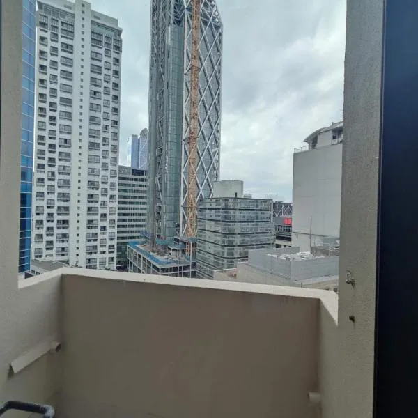 3 Double Beds and 1 Single Bed and 2 Double Sofa Beds in a small 2 Bedrooms Penthouse, hotel in Auckland