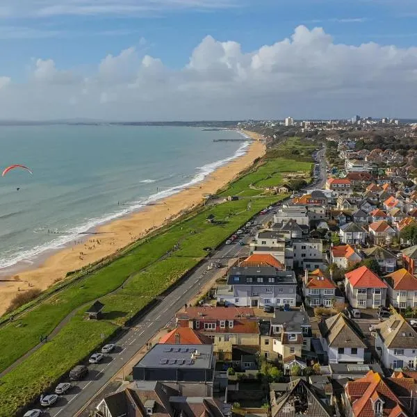Stunning Bright Two Bedroom Apartment In Southbourne, hotel in Southbourne