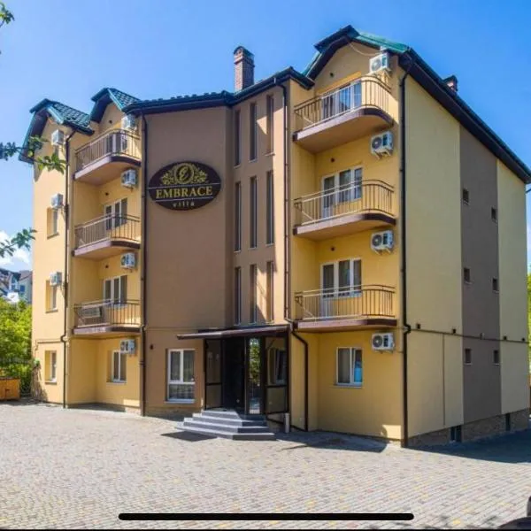 Embrace, Hotel in Truskawez