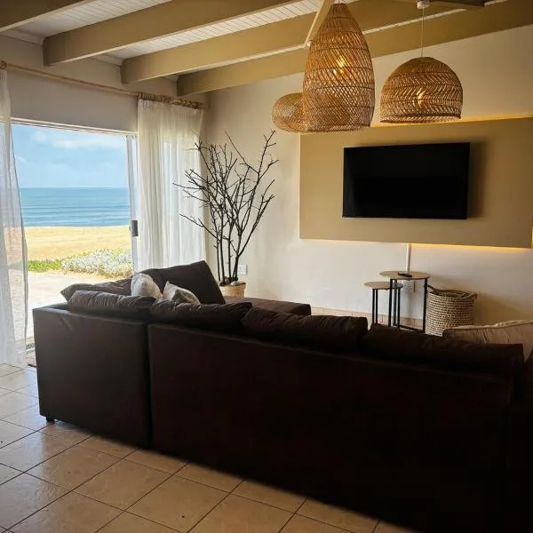 5 bedroom house on the beach, hotel i Henties Bay
