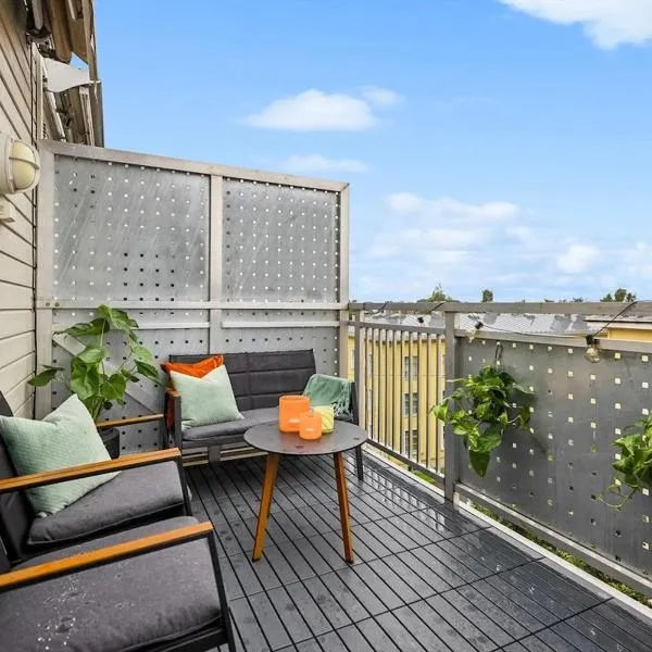 Modern 3 bedroom apartment - 4 minute walk from metro - top floor baclony view, hotel en Oslo