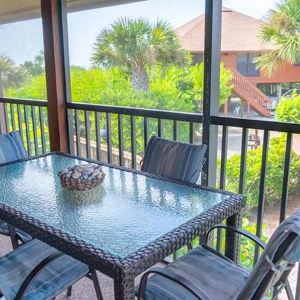 Sanibel Island Retreat with Private Beach - Pet friendly - Signal Inn 10, Hotel in Sanibel