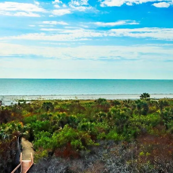 Pet friendy 3-BR Retreat with Gulf Views & Crows Nest Balcony - Signal Inn 18, Hotel in Sanibel
