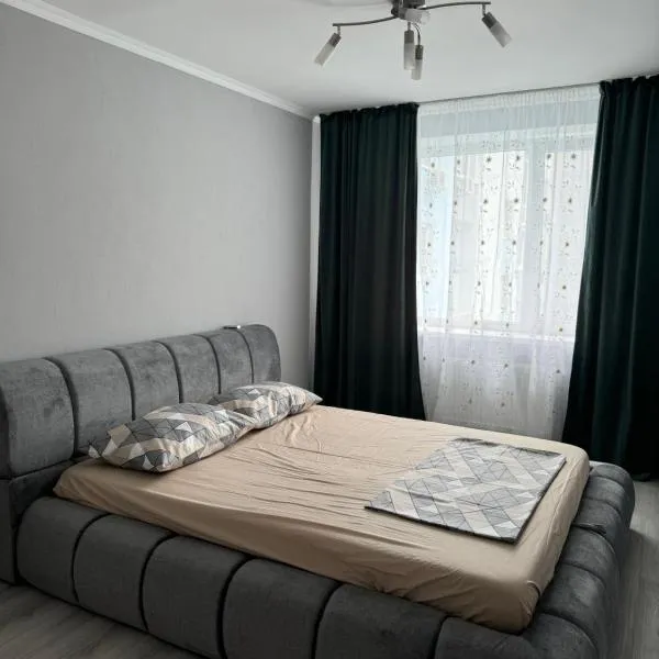 Стильна і сучасна квартира з двома спальнями біля Дніпра!, ξενοδοχείο σε Τσερκάσι