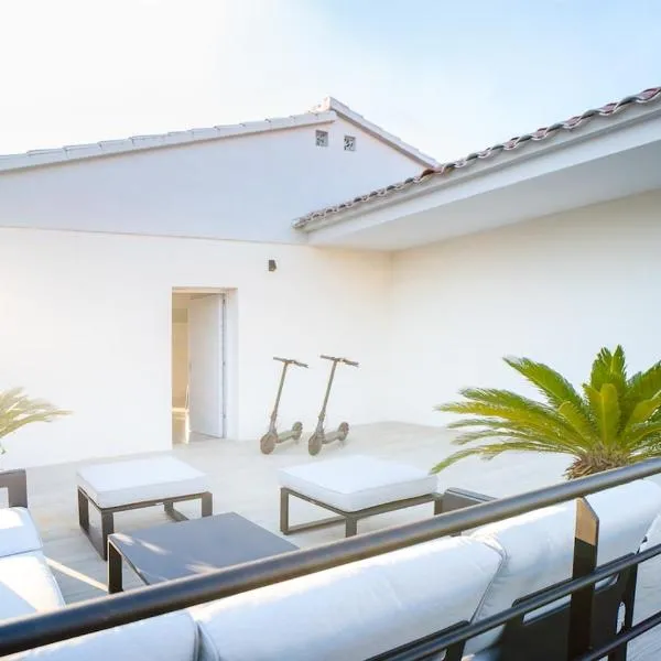 Charming New Beachside House up to 8 Beds!, hotel Calafellben